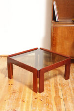 Kwadratowy niski stolik kawowy/pomocnik/stolik boczny na drewnianej konstrukcji o lekkim wiśniowym zabarwieniu ze szklanym dymionym w ciepłym odcieniu grubym blatem, projekt Afra i Tobia Scarpa dla Cassina, Włochy, lata 60. - obrazek 24