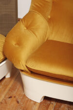 Szeroki fotel z podnóżkiem w stylu Space Age/Mid Century Modern w żółtym welurowym obiciu na białych lekkich cokołach z włókna szklanego, Włochy, lata 60. - obrazek 23