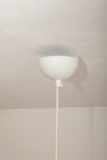 Bardzo duża (64,5 cm) biała minimalistyczna metalowa skandynawska jednopunktowa lampa wisząca, projekt Claus Bonderup i Torsten Thorup dla firmy Focus, Dania, lata 70/80. - obrazek 22