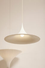 Duża (47 cm) biała metalowa jednopunktowa skandynawska lampa sufitowa/wisząca typu "Kapelusz Wiedźmy", Fog & Mørup, Dania, lata 70. - obrazek 22