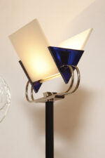 Jednopunktowa lampa połogowa "Triana" z kloszem złożonym z czterech szklanych płytek i z granatowymi półprzepuszczalnymi trójkątnymi uchwytami z tworzywa osadzonym na długim metalowym czarnym ramieniu, Postmodernizm i styl Memphis, projekt Perry King & Santiago Miranda dla Arteluce, Włochy, lata 80. - obrazek 22