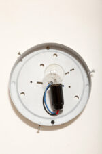 Szklany jednopunktowy okrągły przezroczysto lodowy kinkiet/lampa ścienna "Matrix" z geometrycznym i minimalistycznym wzorem osadzony na metalowej białej obejmie, Niemcy, lata 70. - obrazek 24