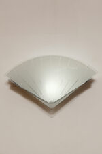 Jednopunktowa lampa ścienna/kinkiet ze szklanym płaskim mlecznobiałym kloszem w kształcie wachlarza osadzonym na metalowej czarnej podstawie, styl Memphis, Włochy, lata 80. - obrazek 24