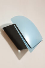 Jednopunktowa lampa ścienna/kinkiet z płaskim niebieskim szklanym kloszem w kształcie wachlarza osadzonym na metalowej czarnej podstawie, styl Memphis, Włochy, lata 80. - obrazek 22