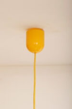 Szklana jednopunktowa lampa sufitowa z mlecznobiałym matowym częściowo reliefowym klosze w kształcie stożka z żółtymi dodatkami i podsufitką, Włochy, lata 80/90. - obrazek 27