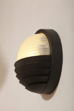 Dwupunktowa okrągła outdoorowa lampa ścienna/kinkiet ze szklanym reliefowym mlecznobiałym kloszem w czarnej w połowie ażurowej oprawie z tworzywa, firma Prisma, Włochy, lata 80/90. - obrazek 24