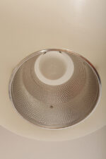 Jednopunktowa mlecznobiała duża (40 cm) lampa sufitowa z tworzywa w kształcie kuli z aluminiowym srebrnym odbłyśnikiem na dole, Philips, Holandia, lata 90. - obrazek 23