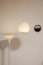 Jednopunktowa mlecznobiała lampa sufitowa z tworzywa w kształcie kuli z aluminiowym srebrnym odbłyśnikiem na dole, Philips, Holandia, lata 90. - obrazek 24