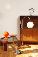 Jednopunktowa chromowana lampa podłogowa z ruchomym ramieniem z regulacją wysokości, fornirowanym w orzechu okrągłym blatem i szklanym kloszem w kształcie kuli, Art Deco/Bauhaus, projekt Robert Slezák z lat 30. XX wieku - obrazek 23