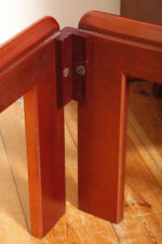 Kwadratowy niski stolik kawowy/pomocnik/stolik boczny na drewnianej konstrukcji o lekkim wiśniowym zabarwieniu ze szklanym dymionym w ciepłym odcieniu grubym blatem, projekt Afra i Tobia Scarpa dla Cassina, Włochy, lata 60. - obrazek 25