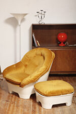 Szeroki fotel z podnóżkiem w stylu Space Age/Mid Century Modern w żółtym welurowym obiciu na białych lekkich cokołach z włókna szklanego, Włochy, lata 60. - obrazek 24