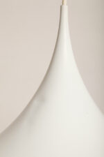 Duża (47 cm) biała metalowa jednopunktowa skandynawska lampa sufitowa/wisząca typu "Kapelusz Wiedźmy", Fog & Mørup, Dania, lata 70. - obrazek 23