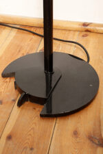 Jednopunktowa lampa połogowa "Triana" z kloszem złożonym z czterech szklanych płytek i z granatowymi półprzepuszczalnymi trójkątnymi uchwytami z tworzywa osadzonym na długim metalowym czarnym ramieniu, Postmodernizm i styl Memphis, projekt Perry King & Santiago Miranda dla Arteluce, Włochy, lata 80. - obrazek 23