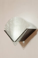 Jednopunktowa lampa ścienna/kinkiet ze szklanym płaskim mlecznobiałym kloszem w kształcie wachlarza osadzonym na metalowej czarnej podstawie, styl Memphis, Włochy, lata 80. - obrazek 25