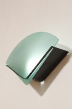 Jednopunktowa lampa ścienna/kinkiet z płaskim zielonym szklanym kloszem w kształcie wachlarza osadzonym na metalowej czarnej podstawie, styl Memphis, Włochy, lata 80. - obrazek 24