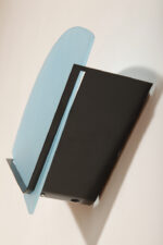 Jednopunktowa lampa ścienna/kinkiet z płaskim niebieskim szklanym kloszem w kształcie wachlarza osadzonym na metalowej czarnej podstawie, styl Memphis, Włochy, lata 80. - obrazek 24