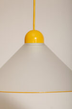 Szklana jednopunktowa lampa sufitowa z mlecznobiałym matowym częściowo reliefowym klosze w kształcie stożka z żółtymi dodatkami i podsufitką, Włochy, lata 80/90. - obrazek 12