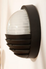 Dwupunktowa okrągła outdoorowa lampa ścienna/kinkiet ze szklanym reliefowym mlecznobiałym kloszem w czarnej w połowie ażurowej oprawie z tworzywa, firma Prisma, Włochy, lata 80/90. - obrazek 25