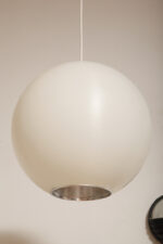 Jednopunktowa mlecznobiała duża (40 cm) lampa sufitowa z tworzywa w kształcie kuli z aluminiowym srebrnym odbłyśnikiem na dole, Philips, Holandia, lata 90. - obrazek 24