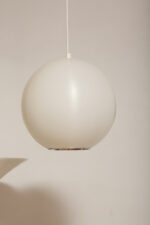 Jednopunktowa mlecznobiała lampa sufitowa z tworzywa w kształcie kuli z aluminiowym srebrnym odbłyśnikiem na dole, Philips, Holandia, lata 90. - obrazek 25