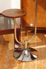 Jednopunktowa chromowana lampa podłogowa z ruchomym ramieniem z regulacją wysokości, fornirowanym w orzechu okrągłym blatem i szklanym kloszem w kształcie kuli, Art Deco/Bauhaus, projekt Robert Slezák z lat 30. XX wieku - obrazek 24