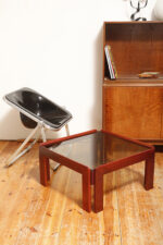 Kwadratowy niski stolik kawowy/pomocnik/stolik boczny na drewnianej konstrukcji o lekkim wiśniowym zabarwieniu ze szklanym dymionym w ciepłym odcieniu grubym blatem, projekt Afra i Tobia Scarpa dla Cassina, Włochy, lata 60. - obrazek 26