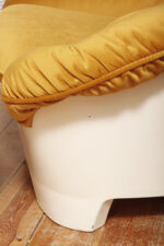 Szeroki fotel z podnóżkiem w stylu Space Age/Mid Century Modern w żółtym welurowym obiciu na białych lekkich cokołach z włókna szklanego, Włochy, lata 60. - obrazek 25