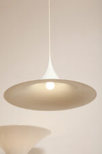 Duża (47 cm) biała metalowa jednopunktowa skandynawska lampa sufitowa/wisząca typu "Kapelusz Wiedźmy", Fog & Mørup, Dania, lata 70. - obrazek 24