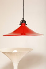 Czerwona metalowa jednopunktowa skandynawska lampa wisząca/sufitowa z czarnym uchwytem nad kloszem i czarną podsufitką, firma Decembre, Finlandia, lata 90. - obrazek 25