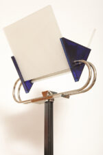 Jednopunktowa lampa połogowa "Triana" z kloszem złożonym z czterech szklanych płytek i z granatowymi półprzepuszczalnymi trójkątnymi uchwytami z tworzywa osadzonym na długim metalowym czarnym ramieniu, Postmodernizm i styl Memphis, projekt Perry King & Santiago Miranda dla Arteluce, Włochy, lata 80. - obrazek 24