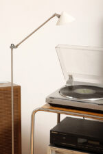 Srebrna minimalistyczna jednopunktowa metalowa lampa podłogowa z ruchomym ramieniem i szklanym mlecznobiałym kloszem w kształcie stożka, Pola Amstelveen, Holandia, lata 80. - obrazek 28