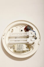 Dwupunktowa okrągła outdoorowa lampa ścienna/kinkiet ze szklanym reliefowym mlecznobiałym kloszem w czarnej w połowie ażurowej oprawie z tworzywa, firma Prisma, Włochy, lata 80/90. - obrazek 26