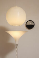 Jednopunktowa mlecznobiała duża (40 cm) lampa sufitowa z tworzywa w kształcie kuli z aluminiowym srebrnym odbłyśnikiem na dole, Philips, Holandia, lata 90. - obrazek 25