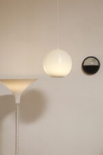 Jednopunktowa mlecznobiała lampa sufitowa z tworzywa w kształcie kuli z aluminiowym srebrnym odbłyśnikiem na dole, Philips, Holandia, lata 90. - obrazek 26