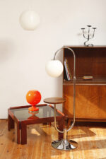 Jednopunktowa chromowana lampa podłogowa z ruchomym ramieniem z regulacją wysokości, fornirowanym w orzechu okrągłym blatem i szklanym kloszem w kształcie kuli, Art Deco/Bauhaus, projekt Robert Slezák z lat 30. XX wieku - obrazek 25