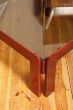 Kwadratowy niski stolik kawowy/pomocnik/stolik boczny na drewnianej konstrukcji o lekkim wiśniowym zabarwieniu ze szklanym dymionym w ciepłym odcieniu grubym blatem, projekt Afra i Tobia Scarpa dla Cassina, Włochy, lata 60. - obrazek 27