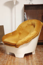 Szeroki fotel z podnóżkiem w stylu Space Age/Mid Century Modern w żółtym welurowym obiciu na białych lekkich cokołach z włókna szklanego, Włochy, lata 60. - obrazek 26