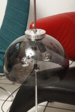 Dwupunktowa filigranowa lampa podłogowa z regulowaną wysokością jasnoszarego klosza z lekkiego półprzepuszczalnego tworzywa/akrylu i metalową grafitową podstawą, Space Age, Gepo, Holandia, lata 70. - obrazek 25