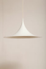 Duża (47 cm) biała metalowa jednopunktowa skandynawska lampa sufitowa/wisząca typu "Kapelusz Wiedźmy", Fog & Mørup, Dania, lata 70. - obrazek 25