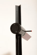 Smukła metalowa postmodernistyczna czarna lampa podłogowa Collona (Caltha) z regulowaną wysokością burgundowej głowicy, Gianfranco Frattini dla firmy Luci, Włochy, projekt z 1981 roku - obrazek 26