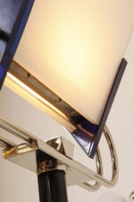 Jednopunktowa lampa połogowa "Triana" z kloszem złożonym z czterech szklanych płytek i z granatowymi półprzepuszczalnymi trójkątnymi uchwytami z tworzywa osadzonym na długim metalowym czarnym ramieniu, Postmodernizm i styl Memphis, projekt Perry King & Santiago Miranda dla Arteluce, Włochy, lata 80. - obrazek 25