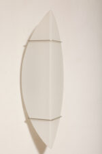 Bardzo duża (70 cm) dwupunktowa lampa ścienna/kinkiet w kształcie półksiężyca ze szklanym matowym mlecznobiałym dwuwarstwowym kloszem, Metal-Lux, Włochy, około 2000 roku - obrazek 26