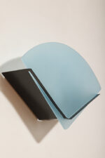 Jednopunktowa lampa ścienna/kinkiet z płaskim niebieskim szklanym kloszem w kształcie wachlarza osadzonym na metalowej czarnej podstawie, styl Memphis, Włochy, lata 80. - obrazek 26