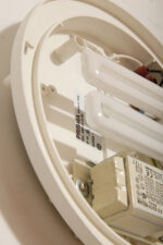 Dwupunktowa okrągła outdoorowa lampa ścienna/kinkiet ze szklanym reliefowym mlecznobiałym kloszem w czarnej w połowie ażurowej oprawie z tworzywa, firma Prisma, Włochy, lata 80/90. - obrazek 27