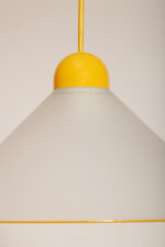 Szklana jednopunktowa lampa sufitowa z mlecznobiałym matowym częściowo reliefowym klosze w kształcie stożka z żółtymi dodatkami i podsufitką, Włochy, lata 80/90. - obrazek 10