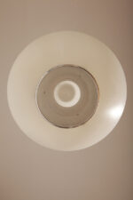 Jednopunktowa mlecznobiała duża (40 cm) lampa sufitowa z tworzywa w kształcie kuli z aluminiowym srebrnym odbłyśnikiem na dole, Philips, Holandia, lata 90. - obrazek 26