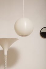 Jednopunktowa mlecznobiała lampa sufitowa z tworzywa w kształcie kuli z aluminiowym srebrnym odbłyśnikiem na dole, Philips, Holandia, lata 90. - obrazek 27