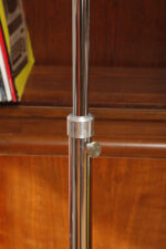 Jednopunktowa chromowana lampa podłogowa z ruchomym ramieniem z regulacją wysokości, fornirowanym w orzechu okrągłym blatem i szklanym kloszem w kształcie kuli, Art Deco/Bauhaus, projekt Robert Slezák z lat 30. XX wieku - obrazek 26