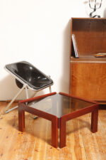 Kwadratowy niski stolik kawowy/pomocnik/stolik boczny na drewnianej konstrukcji o lekkim wiśniowym zabarwieniu ze szklanym dymionym w ciepłym odcieniu grubym blatem, projekt Afra i Tobia Scarpa dla Cassina, Włochy, lata 60. - obrazek 28