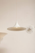 Duża (47 cm) biała metalowa jednopunktowa skandynawska lampa sufitowa/wisząca typu "Kapelusz Wiedźmy", Fog & Mørup, Dania, lata 70. - obrazek 26